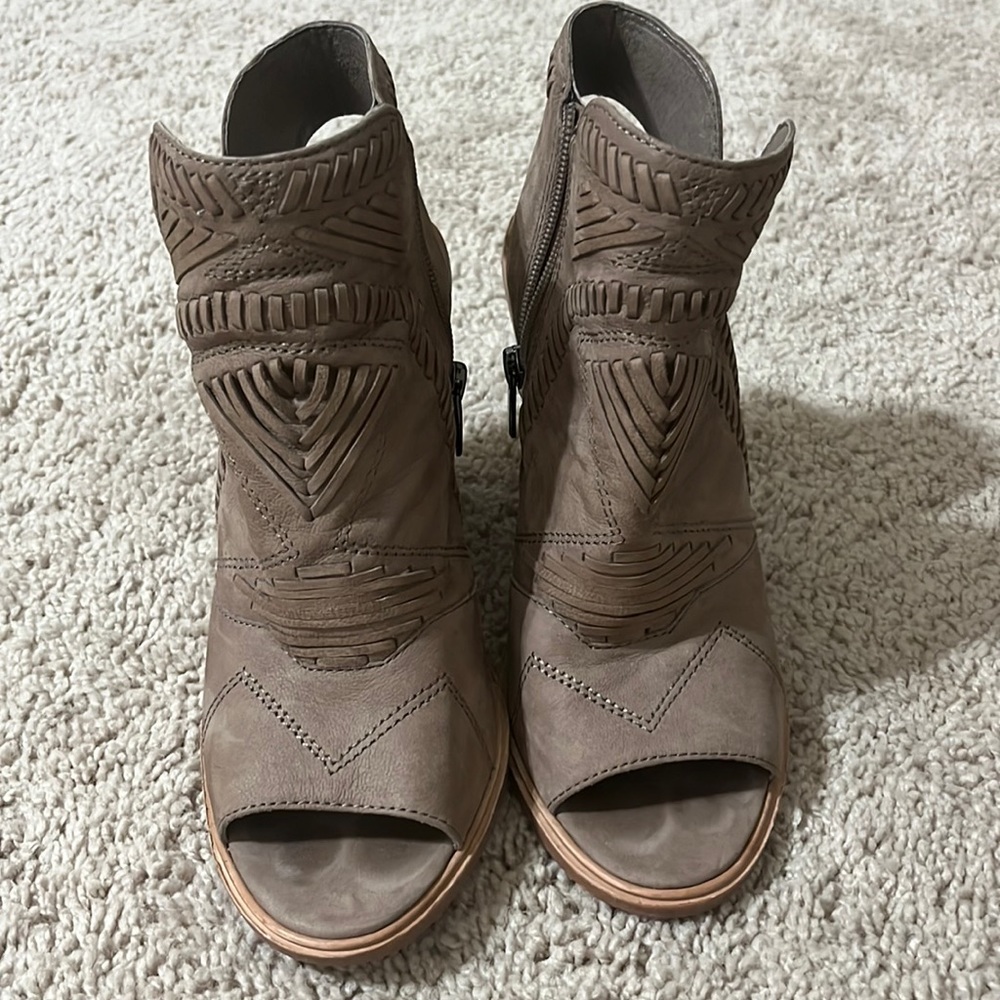 Vince Camuto Karinta Block Heel Booties Size 8